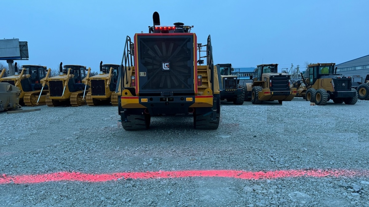 Прямая красная линия сзади